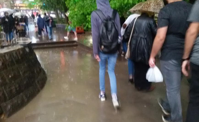 Sağanak bastırdı, Güvenpark göle döndü!