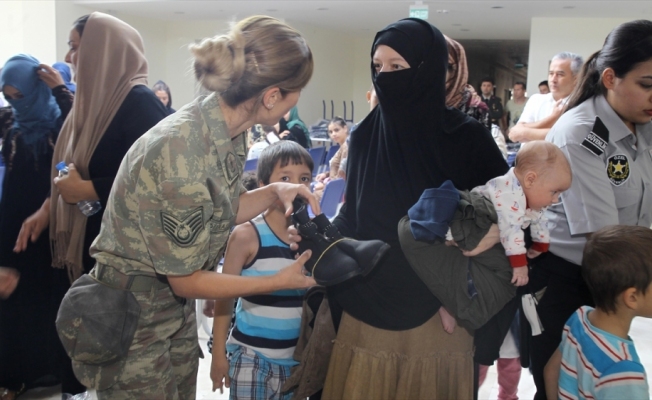 Jandarmadan göçmenlere bayram hediyesi