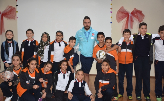 Ampute futbolcu Gözaçık öğrencilerle buluştu