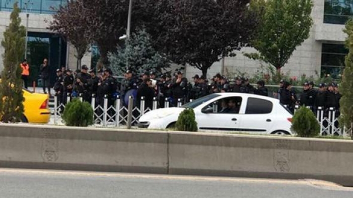 Ankara Büyükşehir Belediyesi'nin Önünde Onlarca Polis...