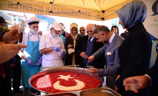 Ertürk aşureleri elleriyle dağıttı