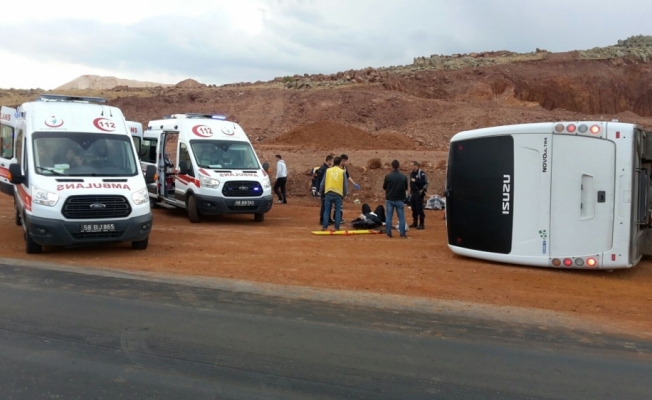 Polisleri taşıyan midibüs devrildi: 7 yaralı