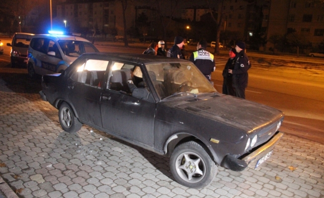 Alkollü sürücü polise yakalanınca aracını yakmaya çalıştı