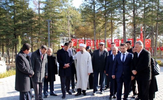 Diyanet İşleri Başkanı Erbaş Halisdemir'in kabrini ziyaret etti