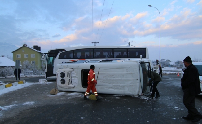 Öğrenci servisi ile yolcu otobüsü çarpıştı: 18 yaralı