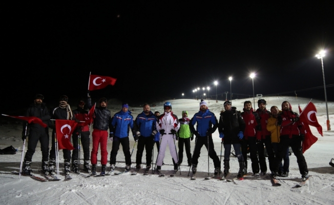 Yıldız Dağı’nda Tük bayrakları eşliğinde meşaleli kayak