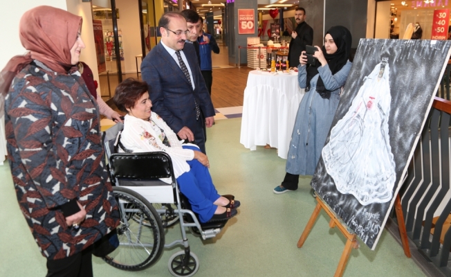 Ağzıyla yaptığı resimleri Mehmetçik için sergiledi