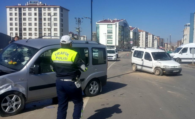 Sivas'ta iki hafif ticari araç çarpıştı: 6 yaralı