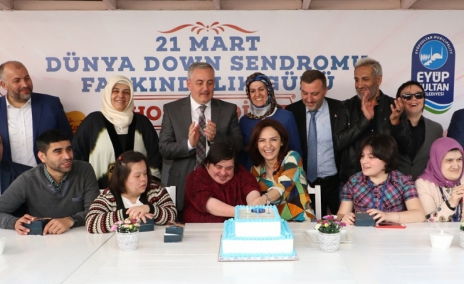 Down sendromlu çocuklar şeker hamuru faaliyetine katıldı