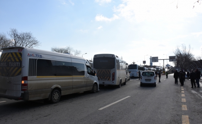 Servis araçlarının eylemi trafiği aksattı