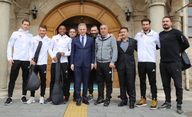 Vali Gül'den Aybaba ve futbolculara bağlama