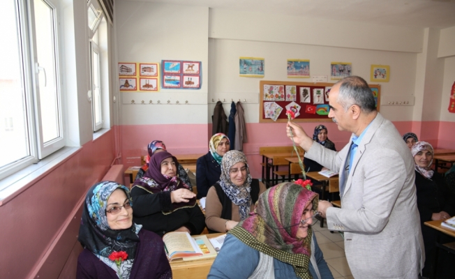 Başkan Aydın, okuma yazma kursunu ziyaret etti