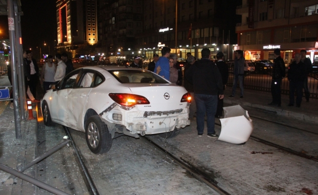 Bisiklete çarpan otomobil tramvay durağına girdi: 1 ölü