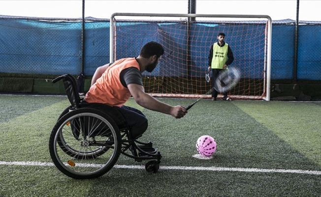 Engelli kalan Suriyeliler futbol ile moral buluyor