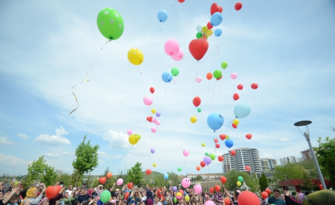 Minik öğrenciler balon şenliğinde buluştu