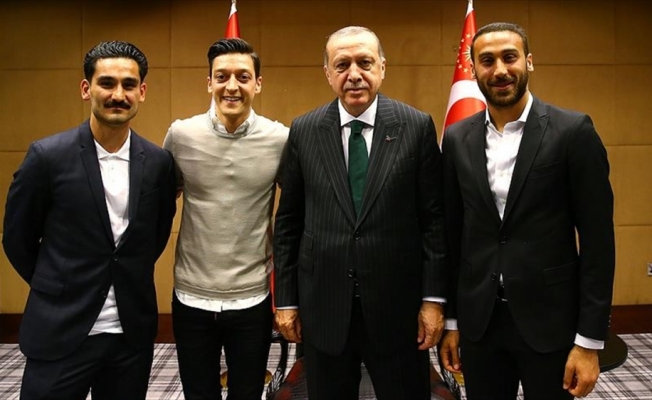 Cumhurbaşkanı Erdoğan Premier Lig'de oynayan Türk futbolcularla buluştu