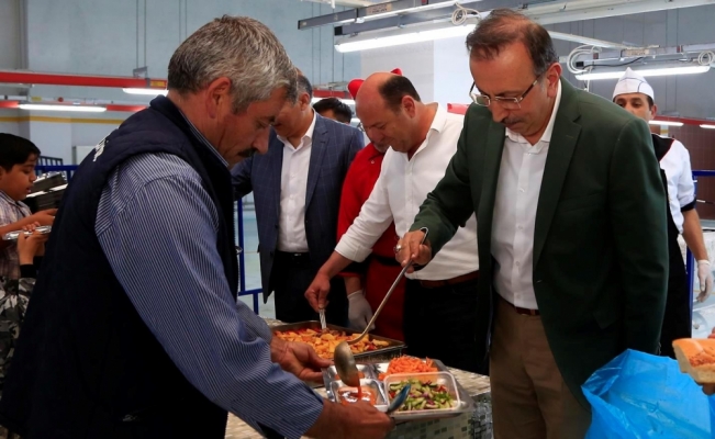 İftar çorbasını Belediye Başkanı Seçen dağıttı