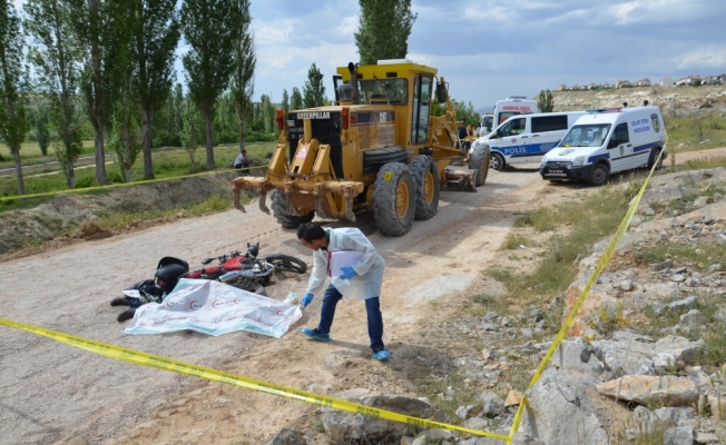 İş makinesinin çarptığı motosikletin sürücüsü öldü