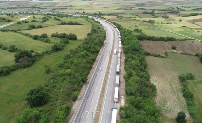 Kapıkule'de 20 kilometrelik tır kuyruğu