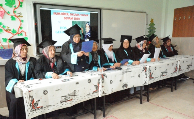 Niğde'de okuma yazma kursunu tamamlayan kadınlar kep attı