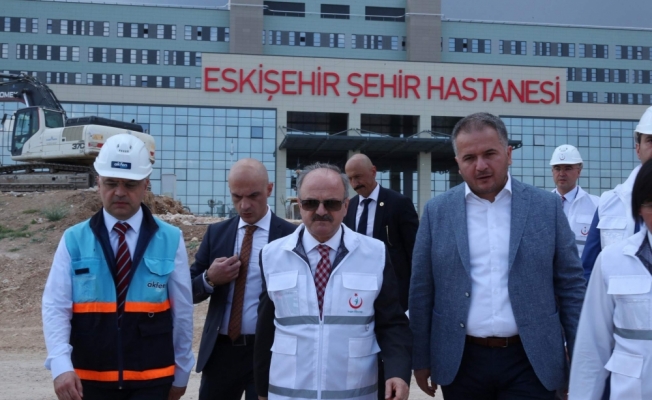 Vali Çakacak Şehir Hastanesi inşaatında inceleme yaptı