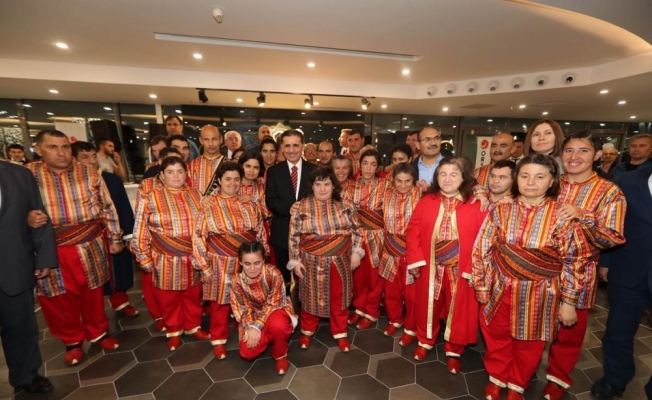 Vali Topaca, huzurevi sakinleri ve çocuklarla iftar yaptı