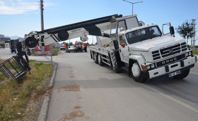 Açılan vinç kolu otomobilin tavanını parçaladı: 1 yaralı