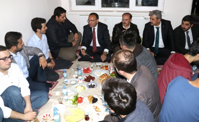 Başbakan Yardımcısı Bozdağ gençlerle sahur yaptı