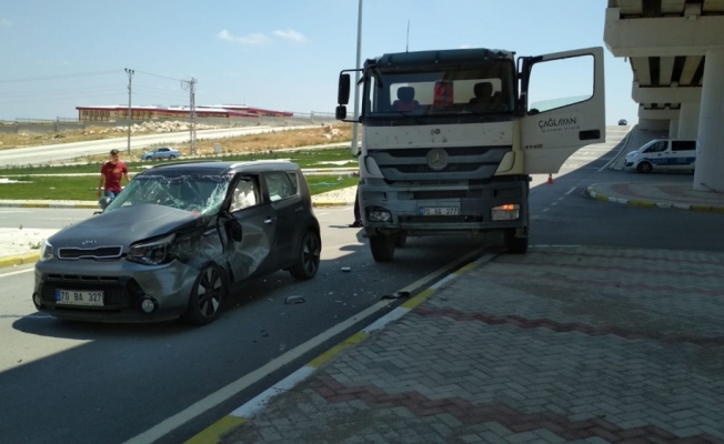 Beton mikseri ile otomobil çarpıştı: 1 yaralı