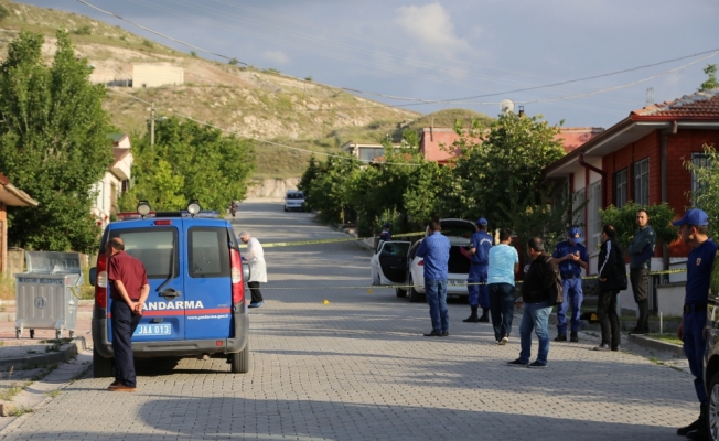 Boşanmak isteyen karısını öldürdü