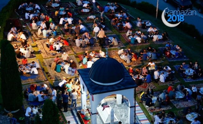 Bosna Hersek'in 'yerde çiçekler açtıran' iftar sofrası