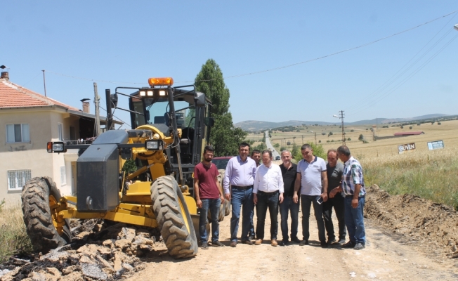 Çayıralan'da köy yollarına sıcak asfalt yapılıyor