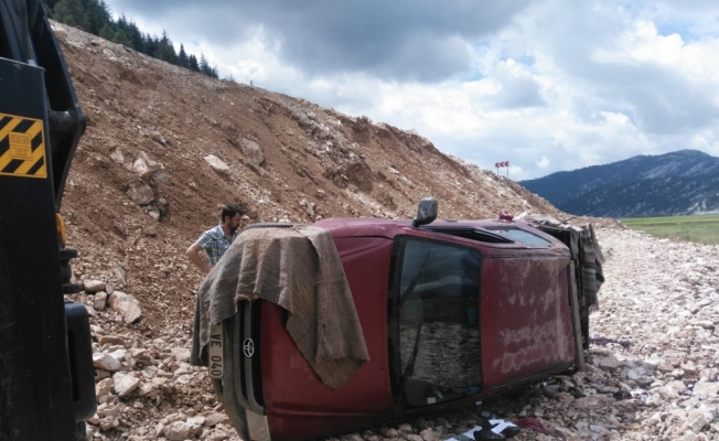 Derebucak'ta kamyonet uçuruma devrildi: 1 yaralı