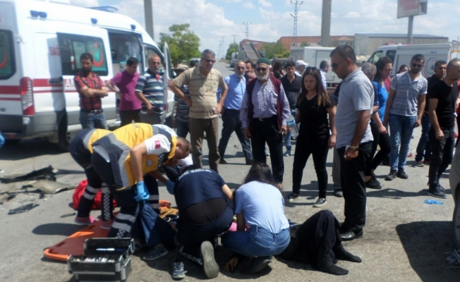 Kırşehir'de kamyon ile otomobil çarpıştı: 1 ölü, 3 yaralı