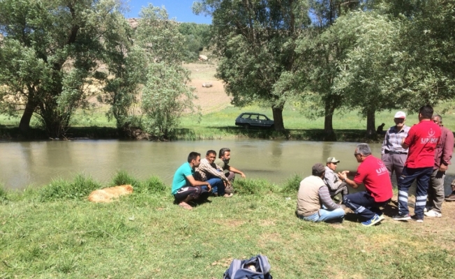 Serinlemek için girdiği ırmakta boğuldu