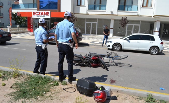 Aksaray'da motosikletle bisiklet çarpıştı: 3 yaralı