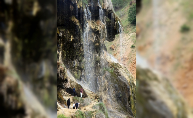 Dipsiz Göl Şelalesi'nde ziyaretçi yoğunluğu