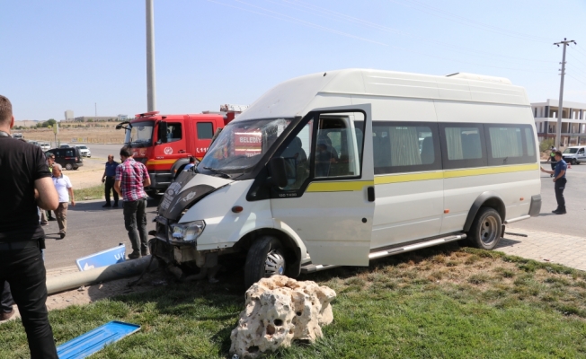 Karaman'da işçi servisi ile otomobil çarpıştı: 8 yaralı