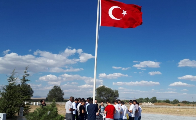 Yabancı öğrenciler 15 Temmuz şehidini kabri başında andı