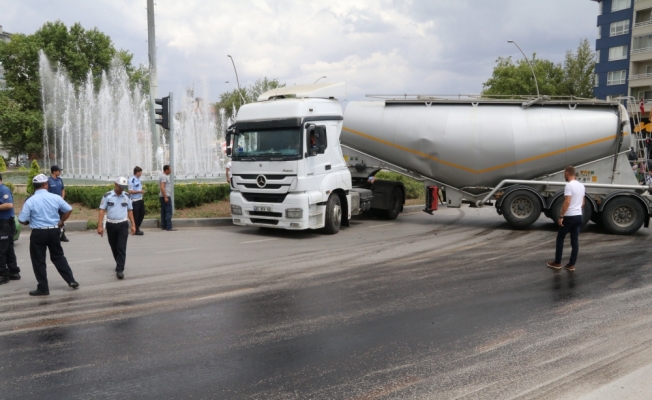 Çankırı'da refüje çıkan tır yolu ulaşıma kapattı