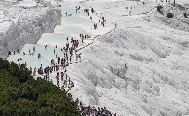 Pamukkale'ye 7 ayda 1 milyon 97 bin turist geldi