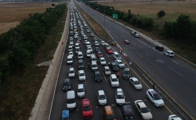 Tatilciler Anadolu Otoyolu'nda 30 kilometrelik araç kuyruğu oluşturdu