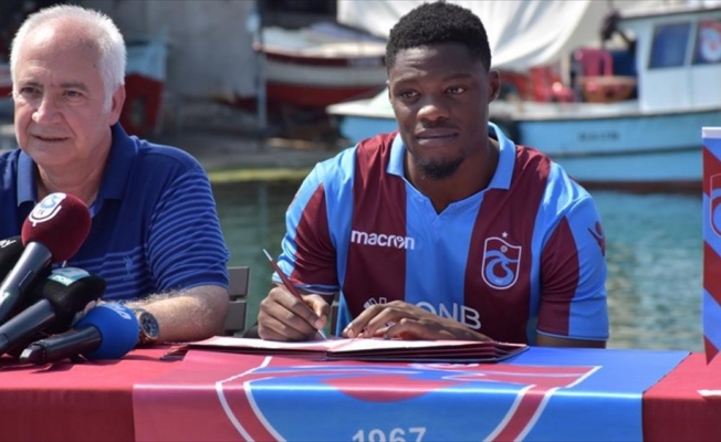 Trabzonspor'da Ekuban için imza töreni düzenlendi