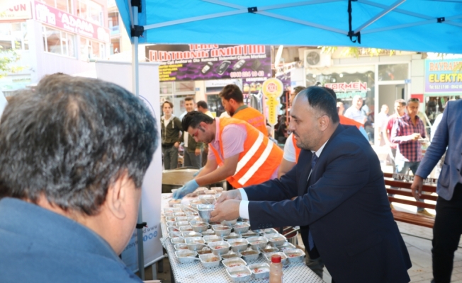 Başkan Özaltun'dan vatandaşlara aşure ikramı