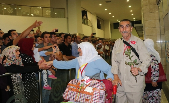 Diyarbakır'da ilk hac kafilesi güllerle karşılandı