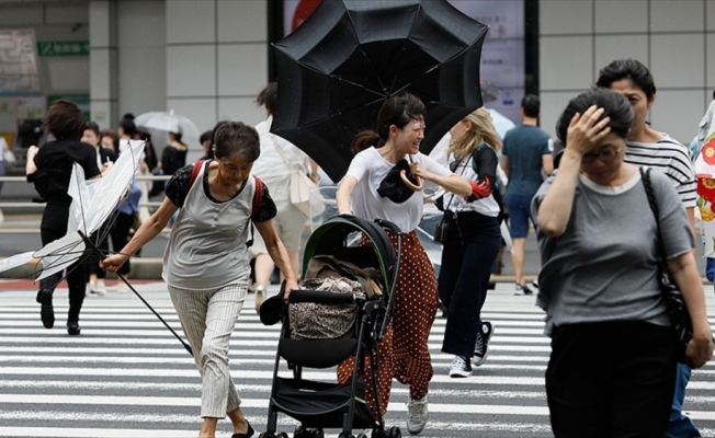 Japonya'da Jebi tayfunu hayatı felç etti