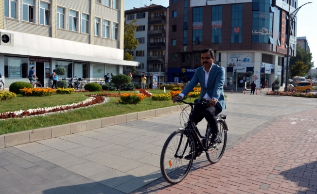 Kırşehir Belediye Başkanı makam aracı yerine bisiklet kullanıyor