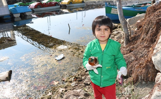 Anaokulu öğrencilerinden çevre temizliği