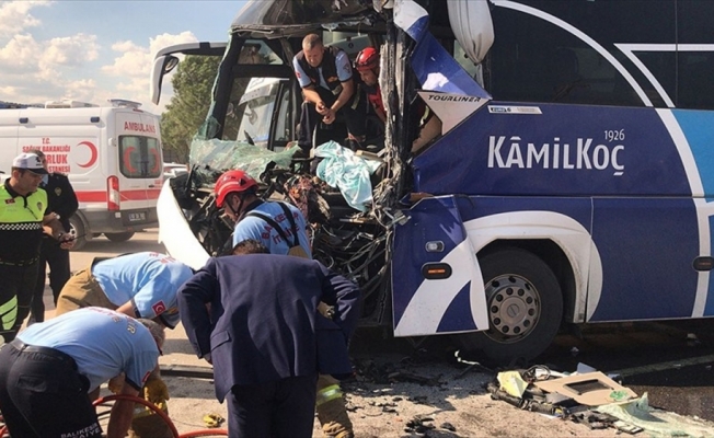 Balıkesir'de yolcu otobüsü temizlik aracına çarptı: 1 ölü, 17 yaralı