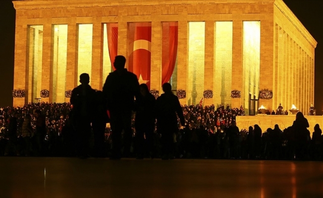 Anıtkabir geç saatlere kadar ziyaretçilerle doldu